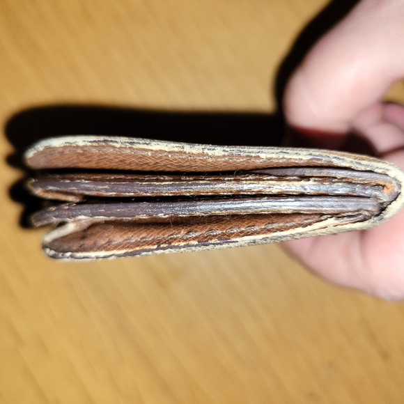 Louis Vuitton Vintage Monogram Round Coin Pouch - Picture 6 of 11